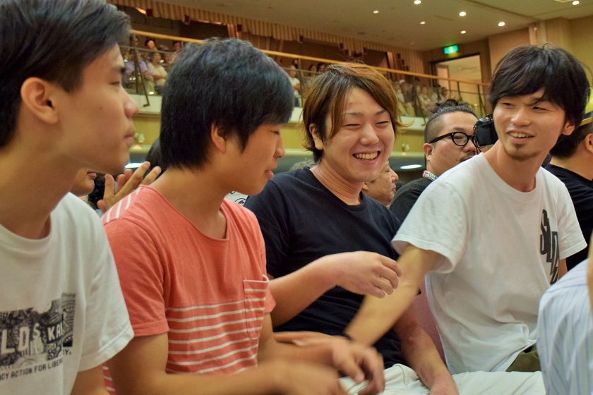 スピーチ終了後に、SEALDsメンバーからお疲れさん攻撃を受ける斎藤くん 撮影：おしどりケン